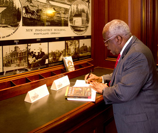 Justice Thomas signing the guestbook at The Pioneer Courthouse