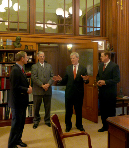 Chief Justice Roberts, Judge Leavy, and Judge O’Scannlain viewing Robert Walch’s office